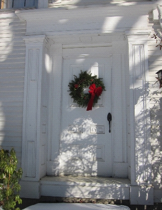 photo Christmas wreath remains on front door