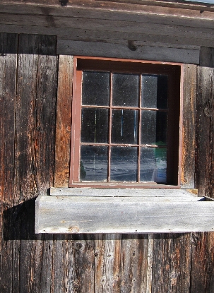 photo Empty window boxes in winter